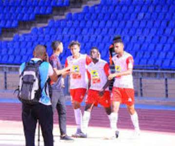 أمادو ساماكي مع لاعبي الكوكب المراكشي