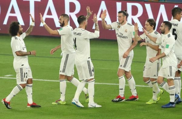 بنزيما بين لاعبي ريال مدريد