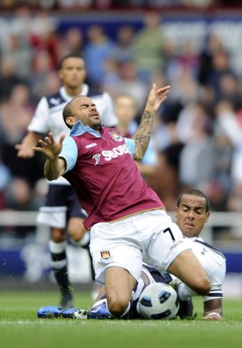 2010-09-25t153430z_01_pmh02_rtridsp_3_soccer-england_reuters