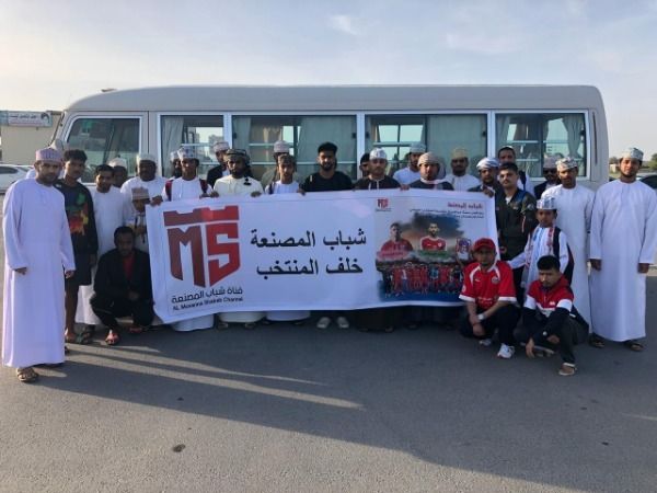 الجماهير العمانية تتوافد على ملعب الشارقة