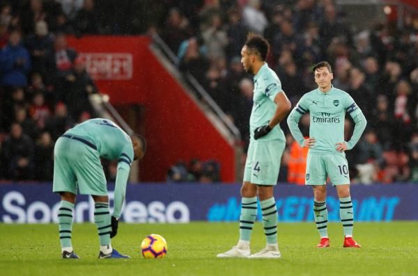 مسعود أوزيل مع لاعبي آرسنال