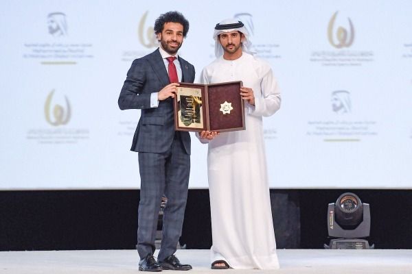 محمد صلاح يتسلم الجائزة 
