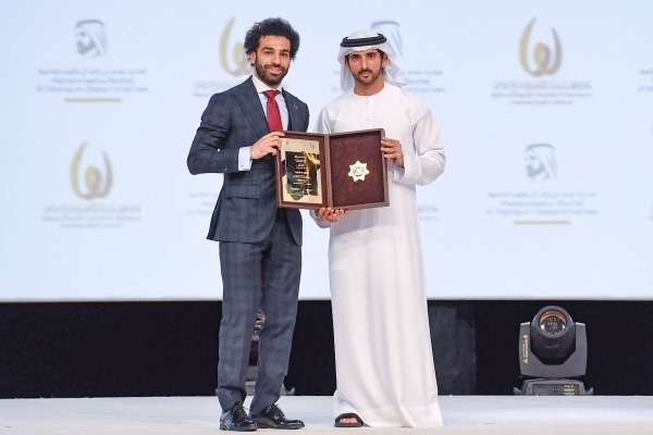 محمد صلاح يتسلم الجائزة