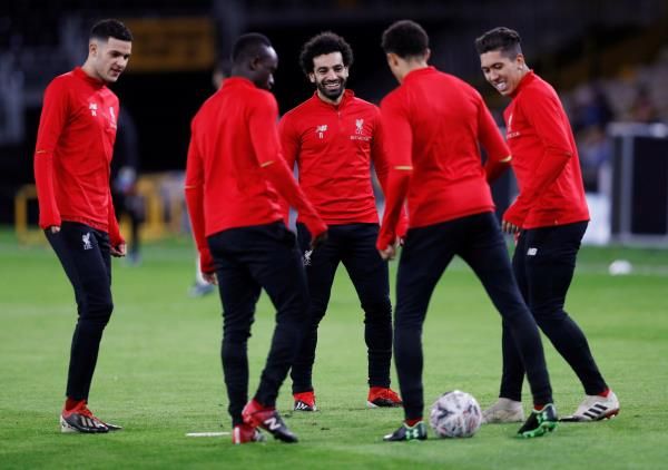 محمد صلاح مع لاعبي ليفربول
