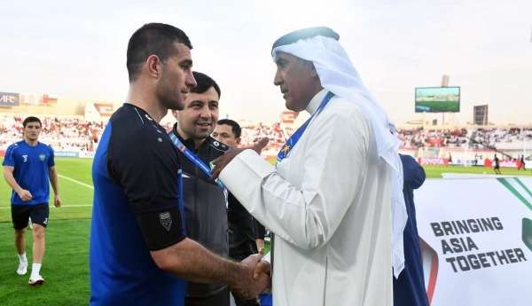 الرميثي يحيي حارس أوزبكستان