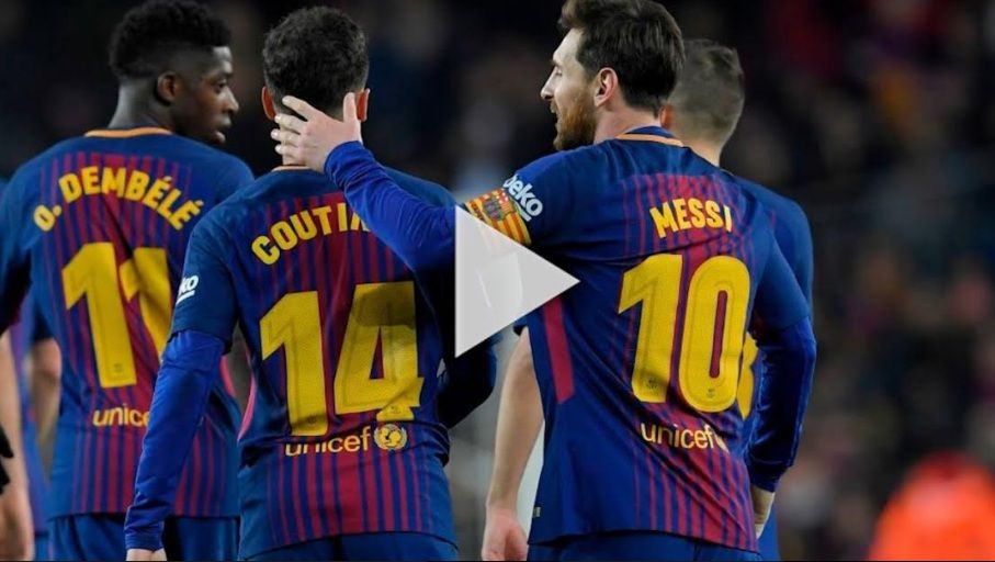 كوتينيو مع زملائه في برشلونة