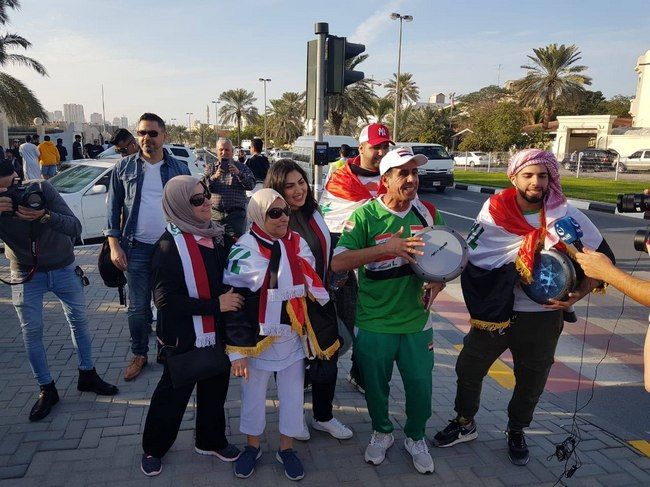 الجماهير تتوافد على إستاد الشارقة