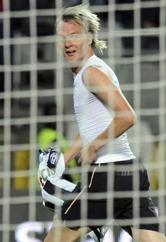 2010-09-26t204354z_01_asb520_rtridsp_3_soccer_reuters