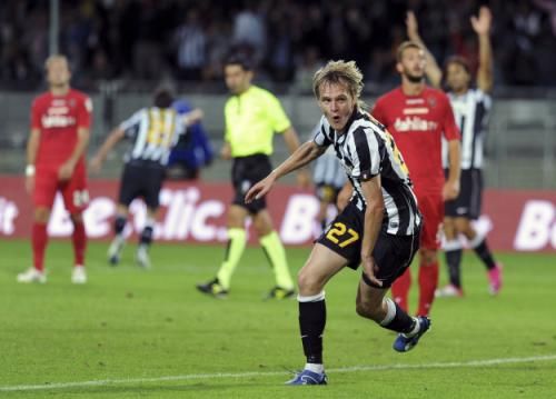 2010-09-26t193255z_01_asb510_rtridsp_3_soccer_reuters