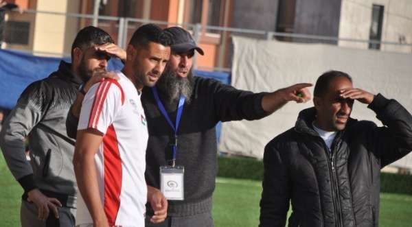 احميدان بربخ يوجه أحد لاعبيه