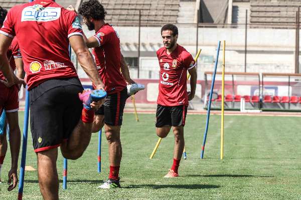 هشام محمد مع لاعبي الأهلي