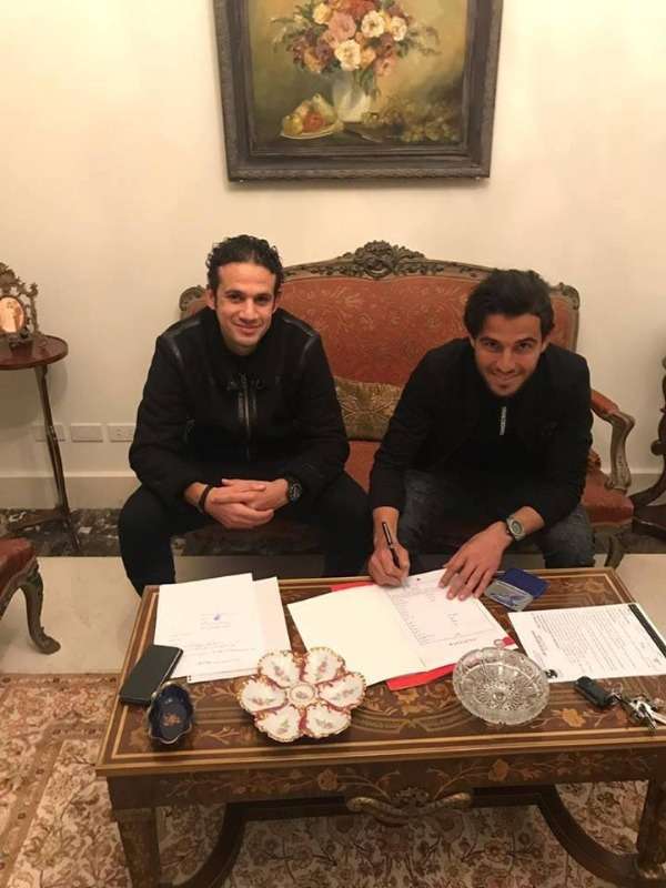 من توقيع اللاعب مع محمد فضل