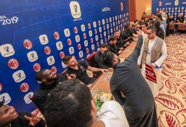 الجماهير مع لاعبي ميلان