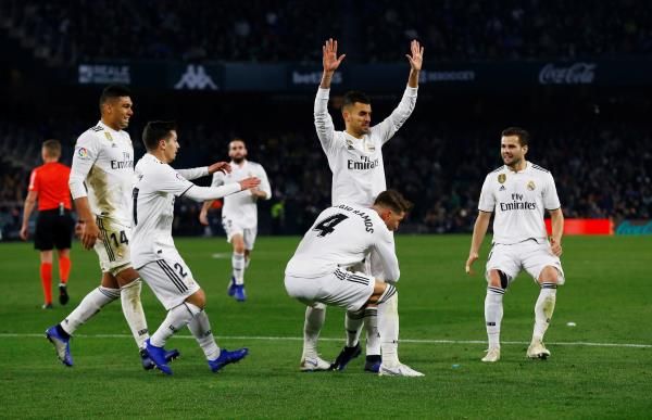 سيبايوس مع لاعبي ريال مدريد