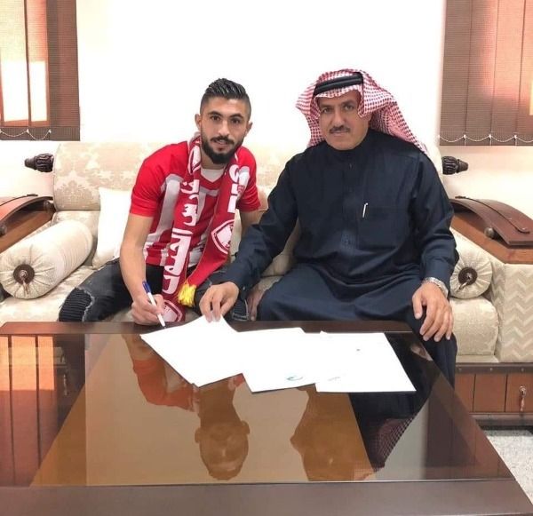 جانب من التوقيع