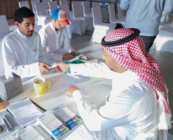 جانب من توزيع التذاكر 