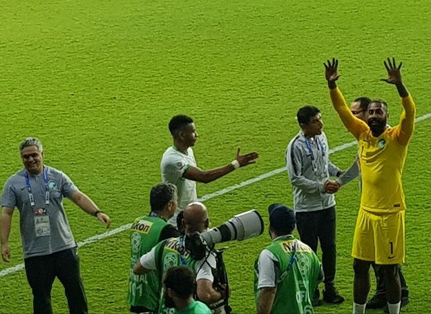 وليد عبد الله يحيي الجمهور السعودي بعد الفوز على لبنان