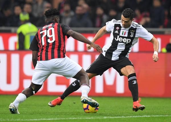 لقاء سابق بين يوفنتوس وميلان