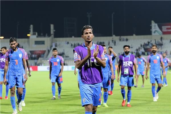 لاعبو الهند يوجهون التحية لجمهورهم الكبير رغم الخسارة