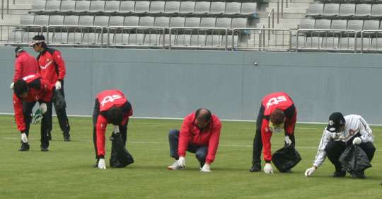 لاعبي فرق جيونجنام في عملية إصلاح عشب ملعبهم