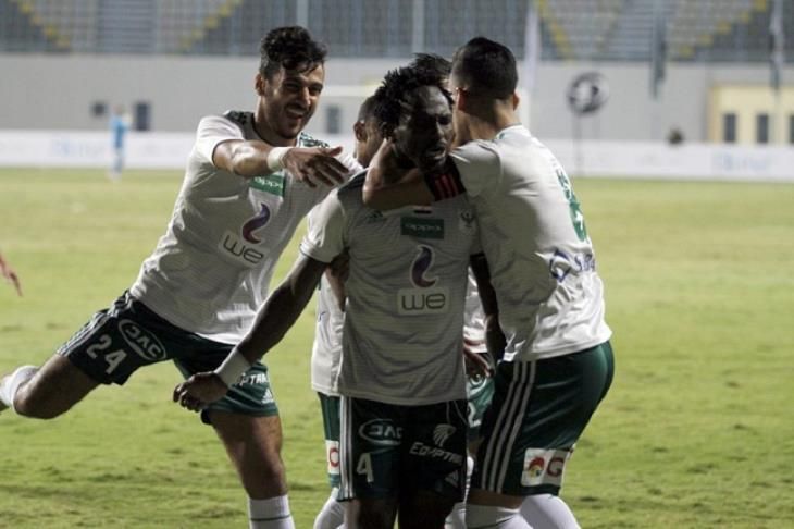 كوفي مع لاعبي المصري