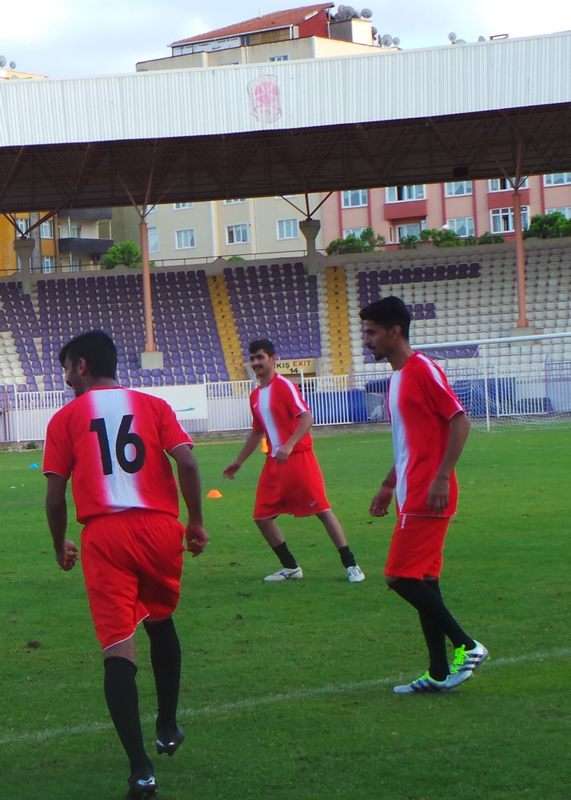 ضاري حمد مع لاعبي خيطان