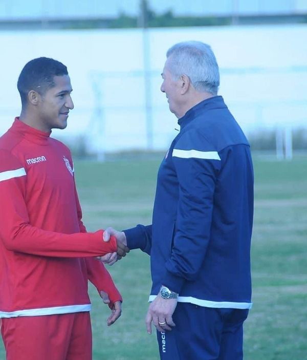 المدرب لومير يصافح داروين