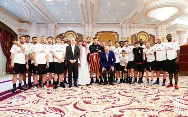 رئيس هيئة الرياضة مع بعثة ميلان