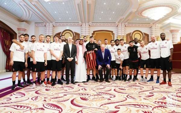 رئيس هيئة الرياضة مع بعثة ميلان