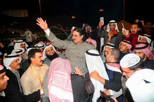 نواف جديد محمولًا على الأعناق