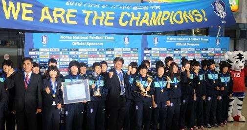 ناشئات كوريا الجنوبية يتلقون التكريم في مطار انتشيون الدولي 