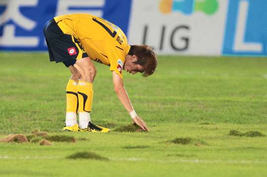 سوء حالة عشب ملعب تانشيون قد يخرج فريق سيونغنام من منافسات دوري أبطال آسيا 2010