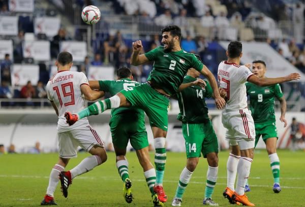 أحمد ابراهيم في محاولة لقطع كرة إيرانية