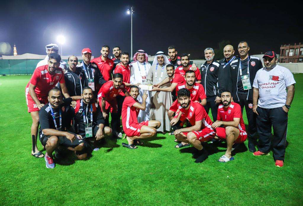 الحوسني ولاعبو المنتخب في صورة تذكارية