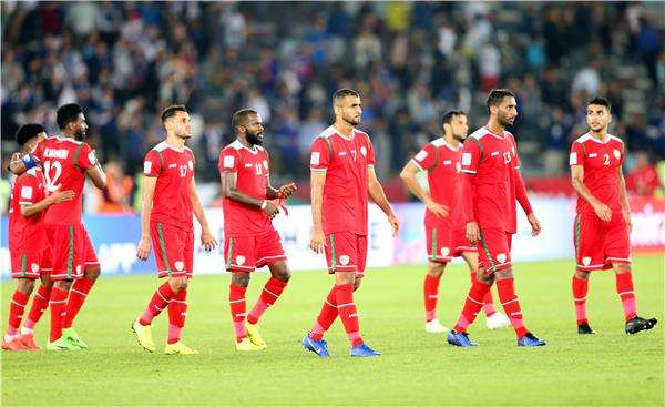 لاعبو منتخب عمان