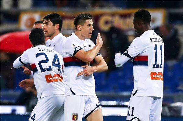 بياتيك مع لاعبي جنوى