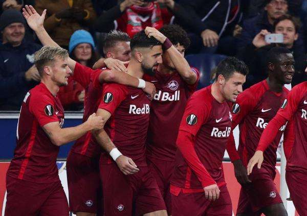 مؤنس دبور مع لاعبي ريد بول سالزبورج