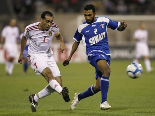 عامر ذيب يشق طريقه نحو المرمى الكويتي