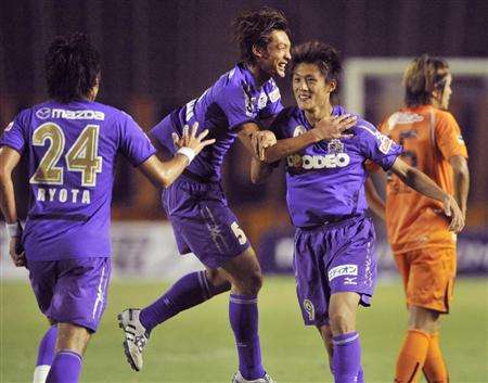 المهاجم تاداناري لي ( يمين ) يحتفل بعد إحرازه هدف التقدم لفريق هيروشيما