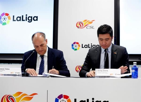 جانب من توقيع الاتفاقية