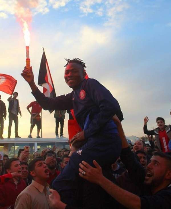 صاحب الهدف مع مشجعي فريقه