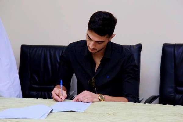 بلح يوقع على عقده الجديد