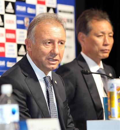 السيد زاكيروني عند إعلانه القائمة التي ستواجه الأرجنتين ودياً