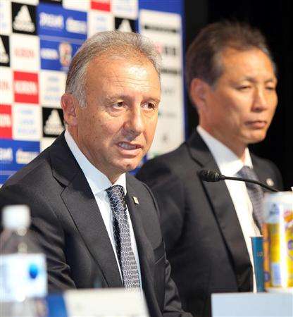 السيد زاكيروني عند إعلانه القائمة التي ستواجه الأرجنتين ودياً