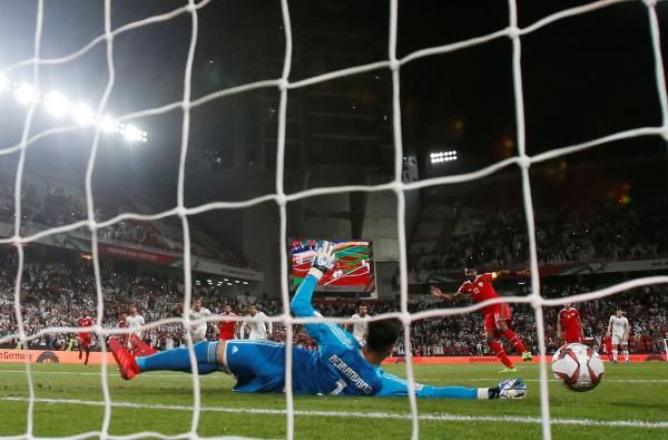 حارس إيران يتصدى لركلة الجزاء 