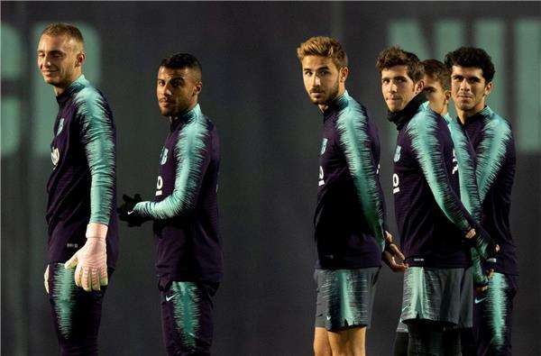 سامبر مع لاعبي برشلونة - أرشيفية