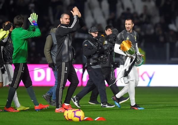 كيلليني يحمل كأس السوبر