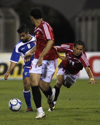 المشعان يحاول اجتياز الدفاعات اليمنية