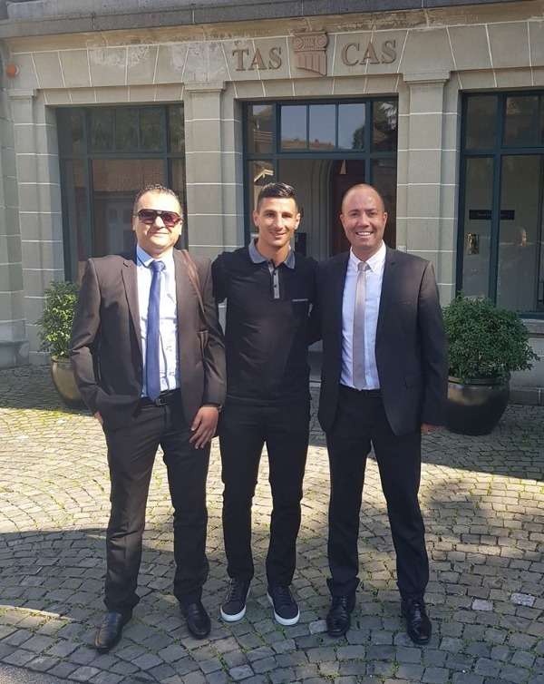 توزجار يتوسط محامييه أمام المحكمة الرياضية الدولية