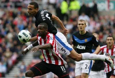 دارين بينت يحاول السيطرة على الكرة وسط متابعة ريو فيرديناند